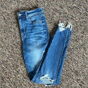 AMERICAN EAGLE SUPER HUGH RISE RIPPED JEGGINGS